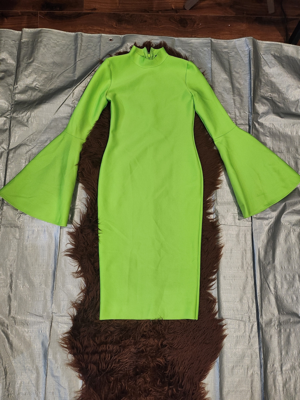 AKIRA Women’s Lime Green Bell-Sleeve Midi Dress